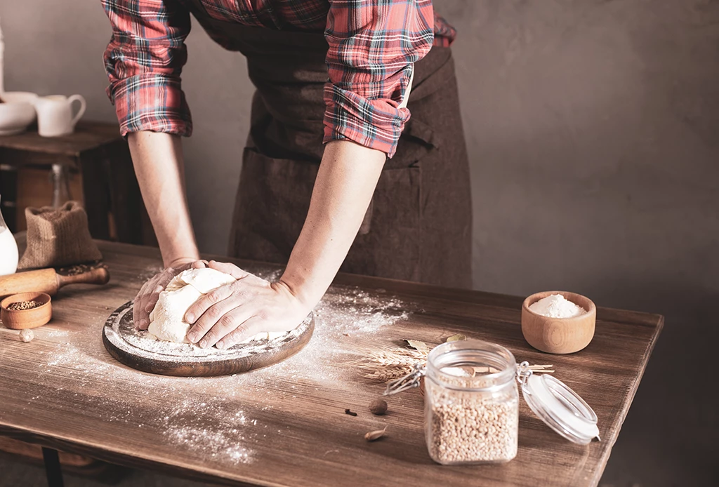 Boulanger en train de pétrir son pain