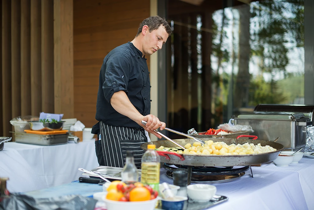 Cuisinier professionnel travaillant dans une cuisine en plein air