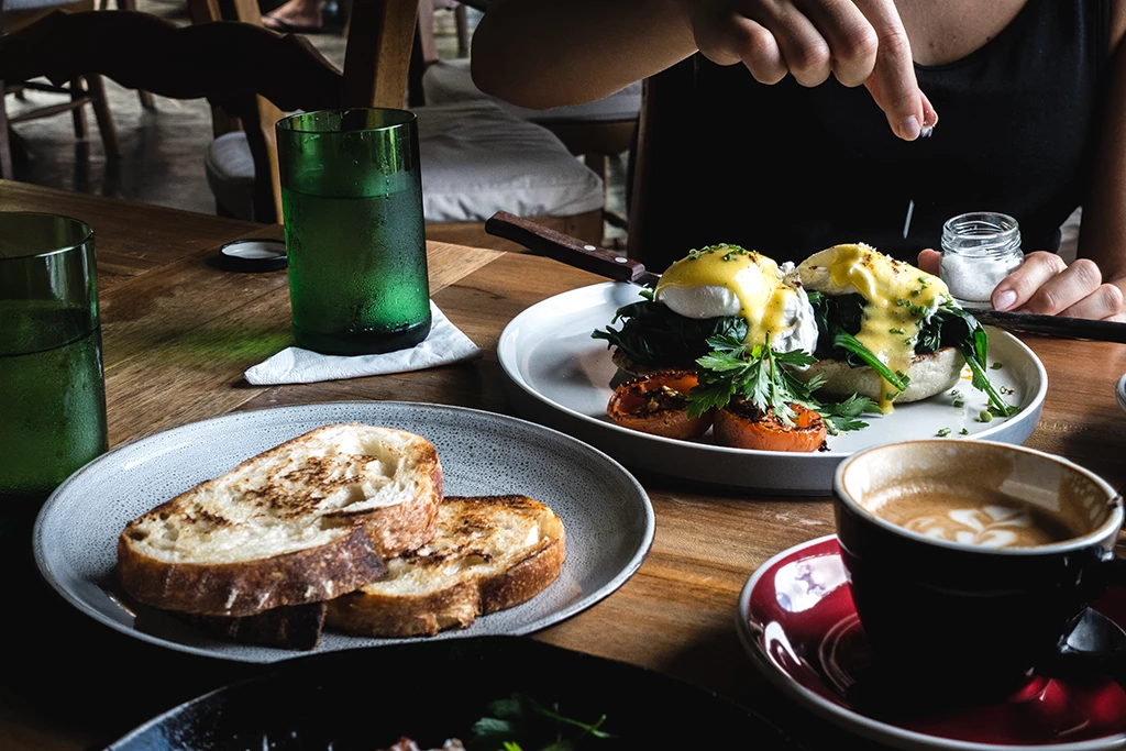 Brunch avec des oeufs dans un bistro
