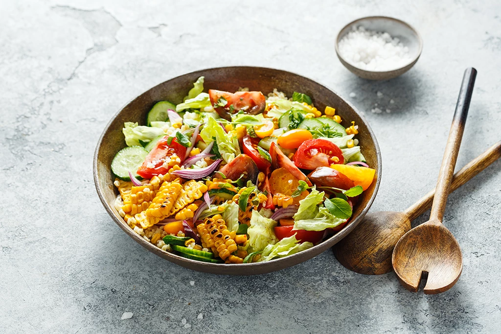 Salade végétarienne avec des légumes et du maïs grillé